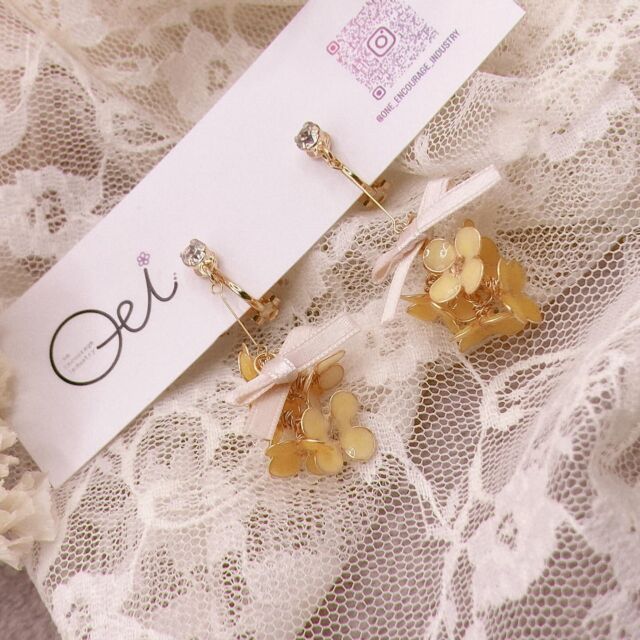 おはようございます😃☀OEIです☺️  菜の花をモチーフにしたイヤリングの紹介です！  春を感じさせる優しい菜の花を作りたく、グラデーションをつけた黄色の小さな花をいくも作り、リボンで束ねてみました( ˘ω˘ )
花ごとに色が違うので揺れるたびに色んな表情をみせてくれますよ^_−☆  一面の美しい菜の花畑をリボンで飾った🌼そんな可愛い景色を耳元に付けてみませんか？🎀😊  金属素材はアレルギー対応の14kgfを使用していますので安心して着用できます！٩( 'ω' )و  ⭐︎販売は5／24(土)10時〜15時
新山口駅の自由通路、北口広場にてイベント蚤の市で販売です！  是非見に来てくださいね！  #アメリカンフラワー#マニキュアフラワー#イヤリング#アレルギー対応#菜の花イヤリング#新山口駅#蚤の市
