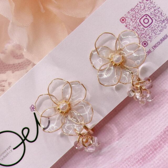 ………………………………………………………………  ＼おはようございます😃☀OEIです☺️／  ¸¸✧･ﾟ•. クリアに仕上げたイヤリングの紹介です +:｡:✧  シンプルでありながら個性的な透明の花に
小さなチェコビーズをあしらいました。
揺れると花達は光をまとい耳元で美しく輝いてくれますよ✨🌼  ♦︎金属素材はアレルギー対応の14kgfを使用していますので安心して着用できます！٩( 'ω' )و  ＼＼＼＼＼　　　　／／／／／  販売は5／24(土)10時〜15時
新山口駅の自由通路、北口広場にてイベント蚤の市で販売です！  ／／／／／　　　　＼＼＼＼＼  ⭐︎是非見に来てくださいね！⭐︎  ………………………………………………………………  #アメリカンフラワー#マニキュアフラワー#イヤリング#アレルギー対応#イヤリング#クリア色#チェコビーズ#新山口駅#蚤の市