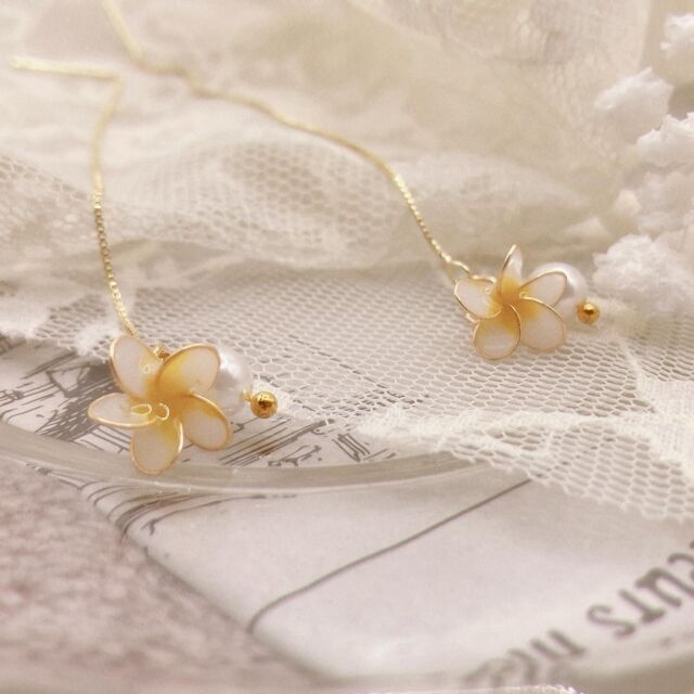 ……………………………………………………………  ＼おはようございます😃☀OEIです☺️／  ¸¸✧･ﾟ•. プルメリアのピアス紹介！+:｡:✧  南国の風を感じさせるプルメリアピアスはこれからの季節にピッタリです🌼✨
シンプルなデザインのアメリカンピアスと存在感がある華やかなひねりフープの2種類ご用意しました(*^_^*)  ♦︎金属素材はアレルギー対応の14kgfを使用していますので安心して着用できます！٩( 'ω' )و  ＼＼＼＼＼　　　　／／／／／
販売は5／24(土)10時〜15時
新山口駅の自由通路、北口広場にてイベント蚤の市で販売です！
／／／／／　　　　＼＼＼＼＼  ⭐︎是非見に来てくださいね！⭐︎  ………………………………………………………………  #アメリカンフラワー#マニキュアフラワー#イヤリング#アレルギー対応#アメリカンピアス#プルメリア#新山口駅#蚤の市