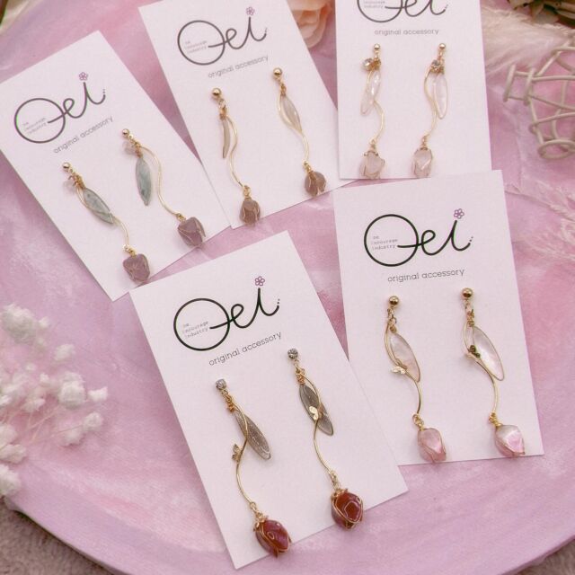 ＼おはようございます😃☀OEIです☺️／  ¸¸✧･ﾟ•. new  itemの紹介！+:｡:✧  今回はチューリップ🌷  プリンセスの様なキラキラしたピンクや、ヴィランズを思わせる様なダークな赤。おとぎの国で咲いていそうな綺麗な白など、色とりどりのチューリップをご用意しました(*´꒳`*)
またパールやクリアなチェコビーズなどをあしらって可愛らしくもあり大人っぽく仕上げております💁‍♀️✨🌷  花と葉が揺れてキラキラ魅せるチューリップピアスとイヤリングを是非お楽しみ下さい☆😊  ♦︎金属素材はアレルギー対応の14kgfを使用していますので安心して着用できます！٩( 'ω' )و  ＼＼＼＼＼　　　　／／／／／
販売は5／24(土)10時〜15時
新山口駅の自由通路、北口広場にてイベント蚤の市で販売です！
／／／／／　　　　＼＼＼＼＼  ⭐︎是非見に来てくださいね！⭐︎  ………………………………………………………………  #アメリカンフラワー#マニキュアフラワー#ピアス#イヤリング#アレルギー対応#チューリップ#新山口駅#蚤の市