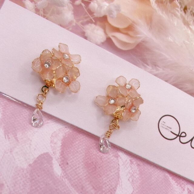 ＼おはようございます😃☀OEIです☺️／  ¸¸✧･ﾟ•. new  itemの紹介！+:｡:✧  クリアなピンク色の花にキラキラ輝くジルコニア達で飾り付けました💁‍♀️✨
動く度に花や雫のジルコニアが光をまといキラキラ魅せてくれますよ☆😊  ♦︎金属素材はアレルギー対応の14kgfを使用していますので安心して着用できます！٩( 'ω' )و  ＼＼＼＼＼　　　　／／／／／
販売は5／24(土)10時〜15時
新山口駅の自由通路、北口広場にてイベント蚤の市で販売です！
／／／／／　　　　＼＼＼＼＼  ⭐︎是非見に来てくださいね！⭐︎  ………………………………………………………………  #アメリカンフラワー#マニキュアフラワー#ピアス#アレルギー対応#ローズピンク#新山口駅#蚤の市