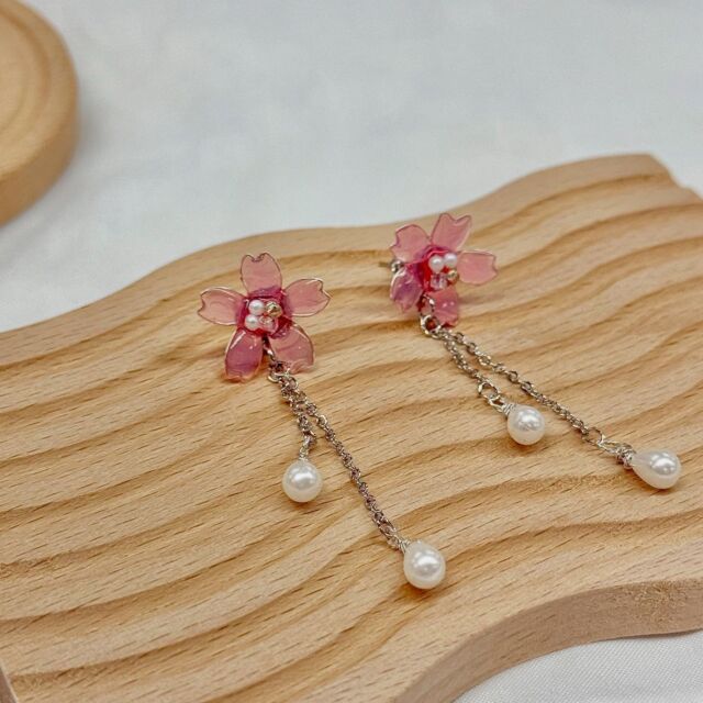 桜モチーフの揺れるデザインです。
ほんのり透ける花びらに、小さなパールのしずく。
桜のやさしさと儚さを表現した、
春にぴったりのアイテムです。  ちょっと特別な日のお供にいかがでしょうか🌸  －－－－－－－－－－－－－－－－－－－－－ー
📍イベント詳細
日程：７月１９日（土）
時間：１１時〜１６時
場所：やすらガーデン（下関市安岡地区複合施設）
－－－－－－－－－－－－－－－－－－－－ーー  #フラワーアクセサリー #ハンドメイドアクセサリー #お花モチーフ #originalaccessory #アメリカンフラワー #桜