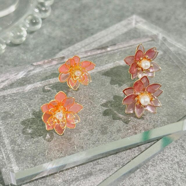 優雅に水面に浮かぶ水蓮をモチーフにしました。  透明感のある花びらが幾重にも重なり、
中心には上品なパール。
光を受けてやわらかく輝く様子は、
まるで朝の湖に浮かぶ睡蓮のよう🪷  ピンク系の優しいカラーが肌なじみ良く、
フォーマルにもカジュアルにも合わせやすいデザインです。  －－－－－－－－－－－－－－－－－－－－－ー
📍イベント詳細
日程：７月１９日（土）
時間：１１時〜１６時
場所：やすらガーデン（下関市安岡地区複合施設）
－－－－－－－－－－－－－－－－－－－－ーー
#フラワーアクセサリー #ハンドメイドアクセサリー #お花モチーフ #originalaccessory #アメリカンフラワー #水蓮