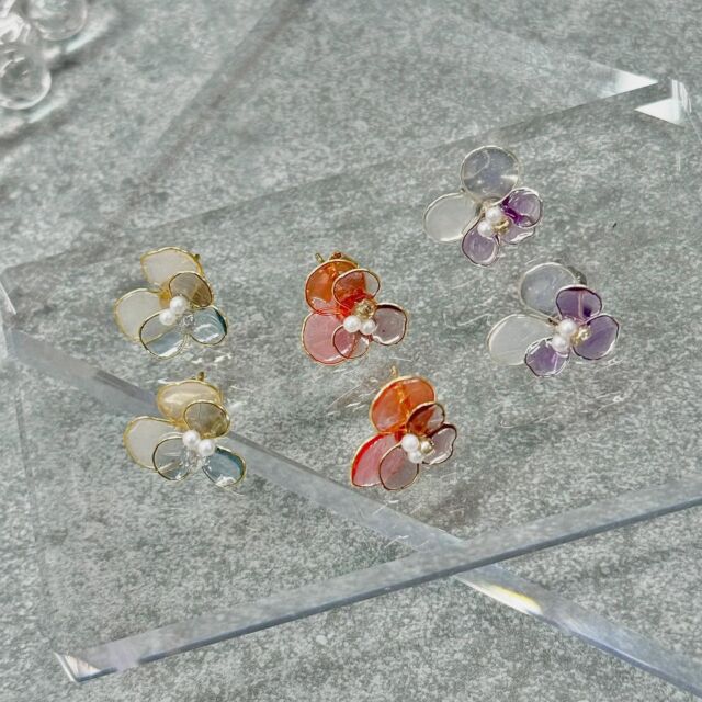 繊細なビオラの花をモチーフに、
一つ一つ丁寧に仕上げました。  透け感のある花びらが光をやさしく反射し、
耳元に上品な華やかさを添えてくれます。
中央には小さなパールがあしらわれ、
可憐さと上品さを兼ね備えたデザインです。  春夏のコーディネートはもちろん、
シンプルなお洋服のアクセントにもぴったりです🌿  －－－－－－－－－－－－－－－－－－－－－ー
📍イベント詳細
日程：７月１９日（土）
時間：１１時〜１６時
場所：やすらガーデン（下関市安岡地区複合施設）
－－－－－－－－－－－－－－－－－－－－ーー
#フラワーアクセサリー #ハンドメイドアクセサリー #お花モチーフ #originalaccessory #アメリカンフラワー #ビオラ