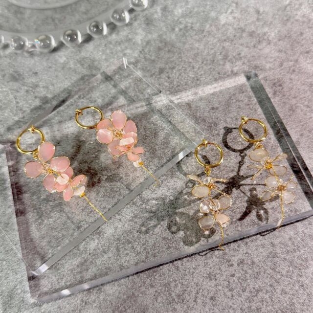 春に咲くこぶしの花をモチーフにしたデザインです。
色を透明感のあるホワイトとピンクでお花の上品さと
可愛さを表現しました。  華やかな一日のお供にいかがでしょうか🍃  －－－－－－－－－－－－－－－－－－－－－ー－－－－ー
🌼イベント詳細  📅：９月２3日（火）
🕙：１０時〜１６時
📍：おのだサンパーク　西館１Fサンフェスタ広場  📅：９月２７日（土）
🕚：１１時〜１７時
📍：小倉ハンドメイドマルシェ（西日本総合展示場　新館）
－－－－－－－－－－－－－－－－－－－－ーー－－－－ー  #フラワーアクセサリー #ハンドメイドアクセサリー #お花モチーフ #originalaccessory #アメリカンフラワー #こぶし