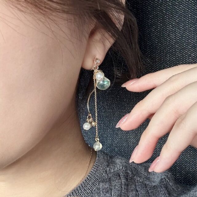 ˗ˏˋ Twinkle drop ˎˊ˗  ご購入いただいたお客様から
とても素敵な着画が届きました🫧  しずくビーズとパールが
ゆらゆらと耳元で輝いて、
涼しげな印象に𓂃𓈒𓏸  透明感のあるデザインが
季節を問わず楽しめる一点です🎈  ご愛用ありがとうございます♡  #着画 #アクセサリー着画 #ハンドメイドイヤリング
#一点ものアクセサリー #ビーズアクセサリー #パールイヤリング #ゆらゆらイヤリング #ハンドメイドアクセサリー
