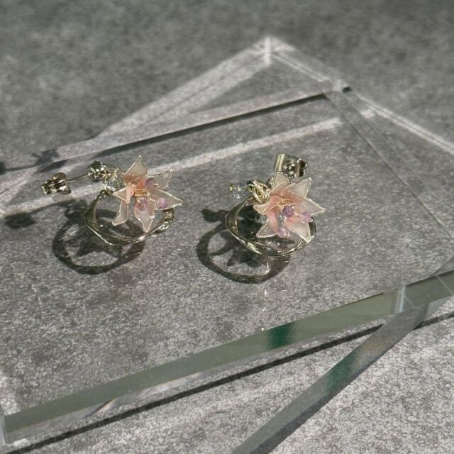 透き通るレジンで、ユリの花に仕上げました。  やさしい光の中できらめく花びらが、
上品に揺れて耳元を彩ります。
花が少し上を向くように設計することで、
耳元からそっと希望を見上げるような気持ちになれます。  特別な日にも、ちょっと背筋を伸ばしたい日に🌿  －－－－－－－－－－－－－－－－－－－－－ー－－－－ー
🌼イベント詳細  📅：９月２3日（火）
🕙：１０時〜１６時
📍：おのだサンパーク　西館１Fサンフェスタ広場  📅：９月２７日（土）
🕚：１１時〜１７時
📍：小倉ハンドメイドマルシェ（西日本総合展示場　新館）
－－－－－－－－－－－－－－－－－－－－ーー－－－－ー  #フラワーアクセサリー #ハンドメイドアクセサリー #お花モチーフ #originalaccessory #アメリカンフラワー #ユリ