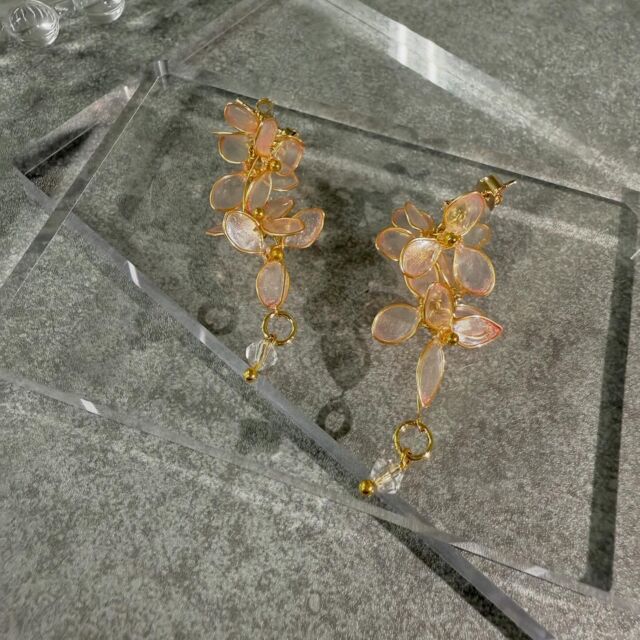 水彩でふわっと色付けして、
やさしいグラデーションにしました。  小さな花たちが光を受けてさりげなく揺れる
可憐で軽やかなアクセサリーです。  日常にも、特別な日にもおすすめです🧚🏻‍♀️  －－－－－－－－－－－－－－－－－－－－－ー－－－－ー
📍イベント詳細
日程：９月２3日（火）
時間：１０時〜１６時
場所：おのだサンパーク　西館１F サンフェスタ広場  📍イベント詳細
日程：９月２７日（土）
時間：１１時〜１７時
場所：小倉ハンドメイドマルシェ（西日本総合展示場　新館）
－－－－－－－－－－－－－－－－－－－－ーー－－－－ー  #フラワーアクセサリー #ハンドメイドアクセサリー #お花モチーフ #originalaccessory #アメリカンフラワー