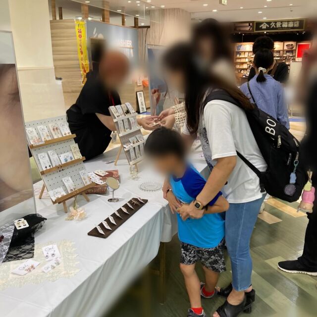 ☁️
9／２３（火・祝）のおのだ産業フェスタ、9／２７（土）の小倉ハンドメイドマルシェにて
ハンドメイドアクセサリーを出店させていただきました✨  イベントを通して作品を見ていただけたこと、とても嬉しく思っています。
ブースに立ち寄ってくださった皆さま、本当にありがとうございました🌷  これからもひとつひとつ大切に制作していきますので、どうぞよろしくお願いいたします🫶🏻  #おのだ産業フェスタ #小倉ハンドメイドマルシェ #出店レポ 
#アメリカンフラワー #バンドメイドアクセサリー