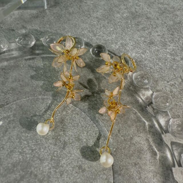 光の角度でふんわり表情を変える小さな花たち。
耳元でそっと揺れるたび、やさしい輝きが心まで
華やかにしてくれます。  繊細な花の集まりに、パールをあしらって
可憐さと上品さを両立したデザインに仕上げました。  💫 特別な日にも、日常のさりげないおしゃれにも  #フラワーアクセサリー #ハンドメイドアクセサリー #お花モチーフ #originalaccessory #アメリカンフラワー