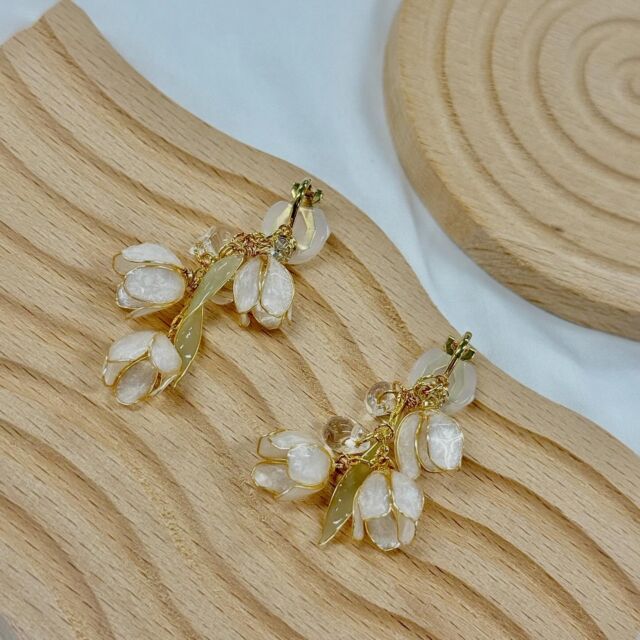 純白の花びらが静かに揺れる、
鈴蘭モチーフで仕上げました🐚  ひとつひとつの花に繊細な立体感を持たせ、
光を受けてきらりと輝くビーズがアクセントに。
耳元でやさしく揺れる姿は、まるで風にそよぐ鈴蘭のよう。  シンプルな装いにも、
さりげない華やかさを添えてくれます🍒  #フラワーアクセサリー #ハンドメイドアクセサリー #お花モチーフ #originalaccessory #アメリカンフラワー #鈴蘭