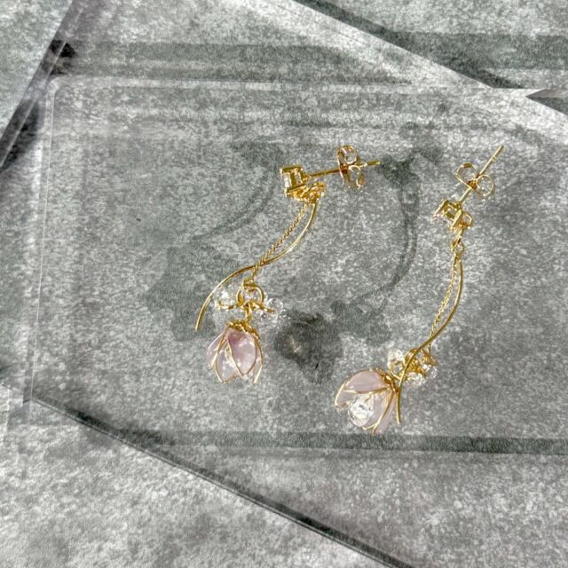 しなやかなラインに添えられた、
ふんわりと色づいたチューリップモチーフにしました。
ガラスのような透明感と淡い色合いが、
まるで春の光をそのまま閉じ込めたような美しさを
演出します🌷  #フラワーアクセサリー #ハンドメイドアクセサリー #お花モチーフ #originalaccessory #アメリカンフラワー #チューリップ