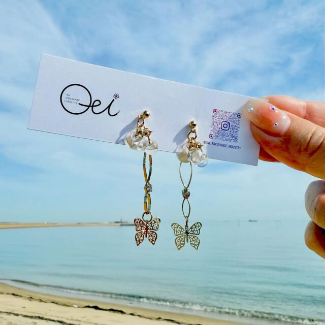 透明感あふれるビーズが光をまとってきらめき、
繊細なバタフライチャームが軽やかに揺れるデザインです🦋  波の音が聞こえてきそうな海辺の空気とともに、
耳元にアクセントを添えてくれます。  ちょっと特別な日に、
自分らしさをそっと引き立ててくれるひとしなです🐚  #ハンドメイドアクセサリー　#ビーズアクセサリー #ビーズピアス　#ビーズイヤリング　#originalaccessory　#バタフライアクセサリー