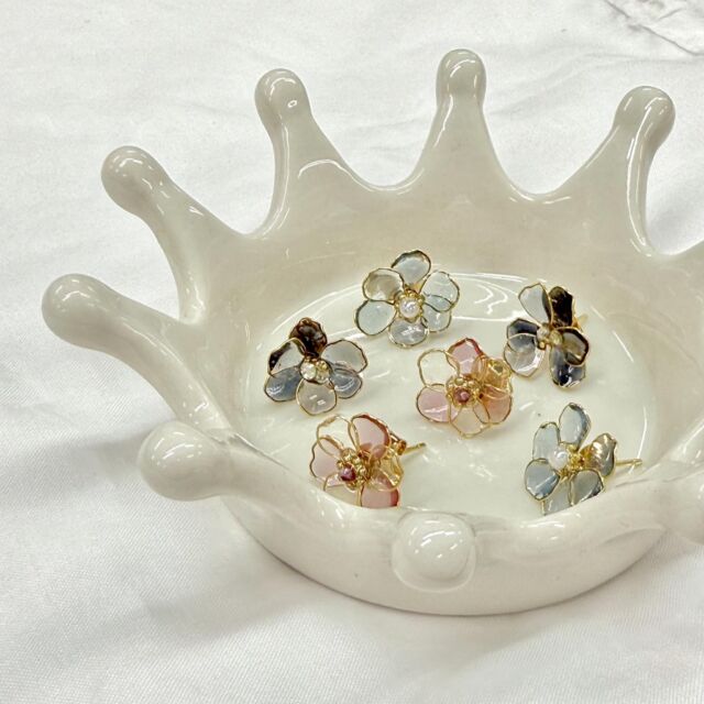 光の角度でふんわり表情を変える、小さな花たち。
耳元でそっと揺れるたび、やさしい輝きが心まで華やかにしてくれます。  繊細な花の集まりに、パールをあしらって
可憐さと上品さを両立したデザインに仕上げました。  💫 特別な日にも、日常のさりげないおしゃれにも