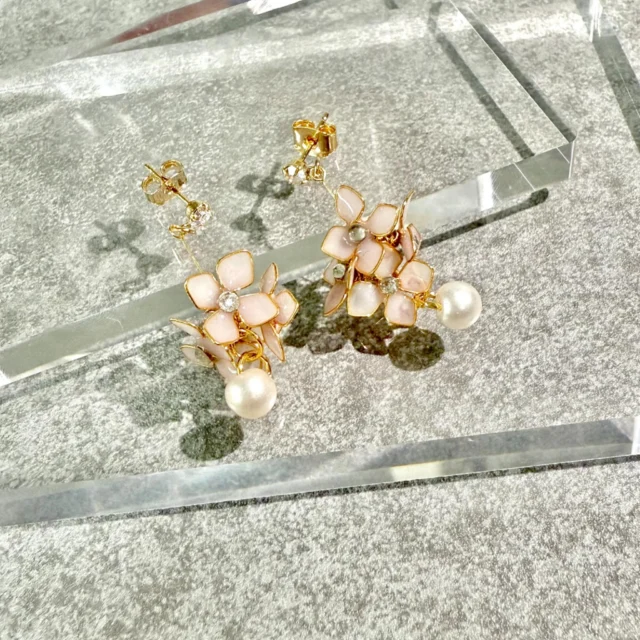 やわらかな陽射しの下でキラキラと咲く紫陽花を
イメージしました。  優しいピンクの花びらときらめくストーンと
揺れるパールが、晴れやかな気分をそのまま耳元に
閉じ込めたようなデザインです👒  #フラワーアクセサリー #ハンドメイドアクセサリー #お花モチーフ #originalaccessory #アメリカンフラワー #紫陽花