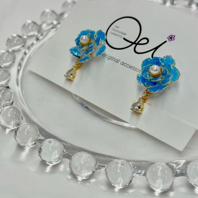 澄んだ青の花びらに、パールの輝きとしずく型のビジューを付けました。
まるで物語の中に咲く幻想の花のような、
存在感のあるデザインです。  ゴールドの縁取りが高級感をプラスしました。
耳元にパッと華やぎを添えてくれます💎  #フラワーアクセサリー #ハンドメイドアクセサリー #お花モチーフ #originalaccessory #アメリカンフラワー