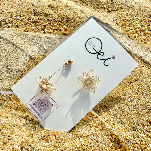 まるで砂浜に咲いた透明な花のようなデザインにしました。  自然光の中で、ふわりと輝く金色のラインと
ほんのり透ける花びらが夏の装いに優しく寄り添います🎐  あなたの感性に響く“ひとつ”と出会えますように🌿  #フラワーアクセサリー　#ハンドメイドアクセサリー　#お花モチーフ　#アメリカンフラワー
#originalaccessory